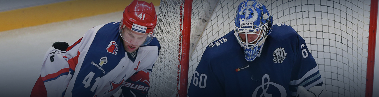 На изображении два хоккеиста: слева в белой форме с красным шлемом, справа в синей форме и шлеме с эмблемой. Оба находятся на хоккейном поле, около ворот